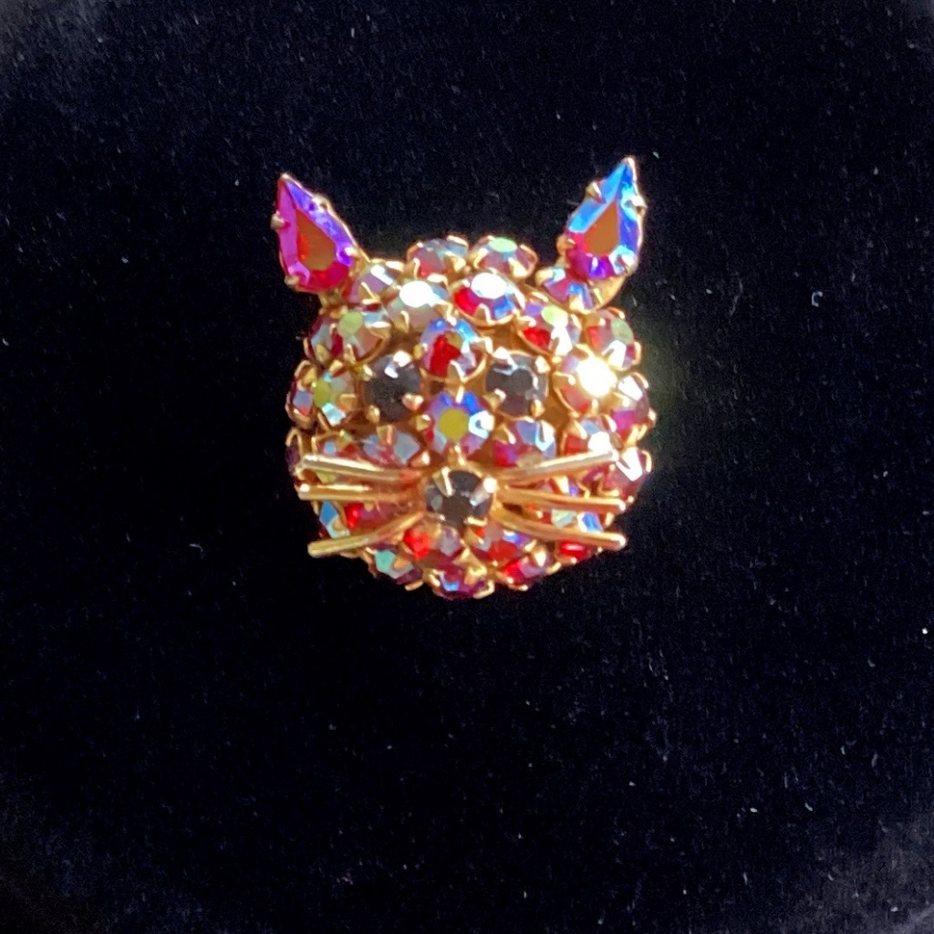 Warner Kitty Head With Colored Stones And Gold Whiskers 1”